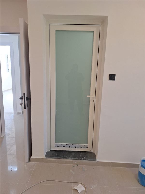 باب حمام ألمنيوم أبيض بزجاج مصنفر