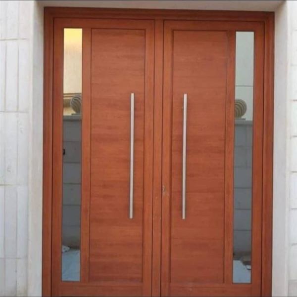 باب ألمنيوم دبل لون خشب مع زجاج جانبي ومقابض ستيل