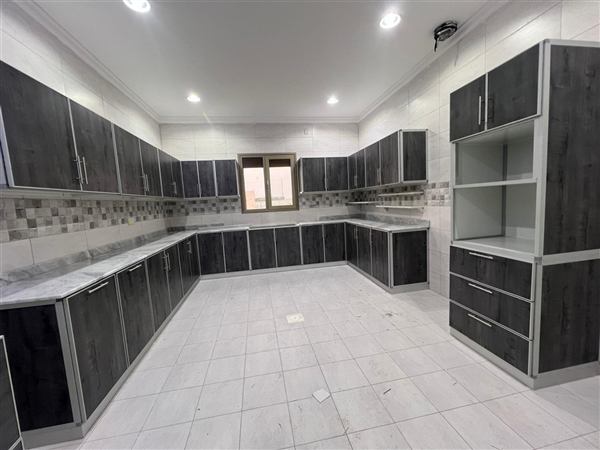 مطبخ ألمنيوم على شكل حرف U مع خزانة طويلة وأدراج